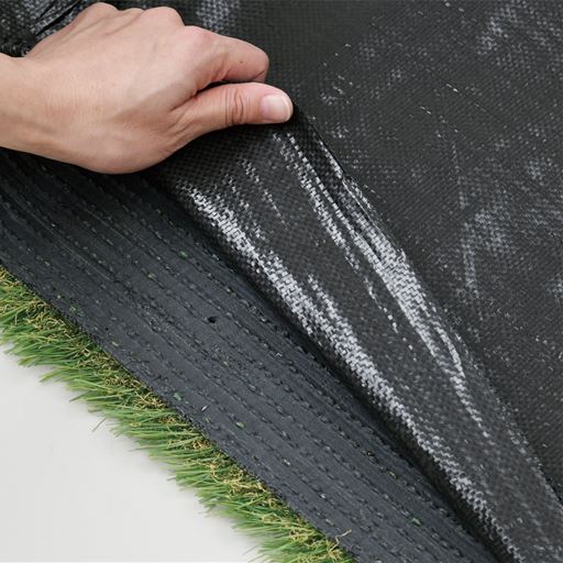 防草シートが日光を遮断して雑草の生育を抑制します。