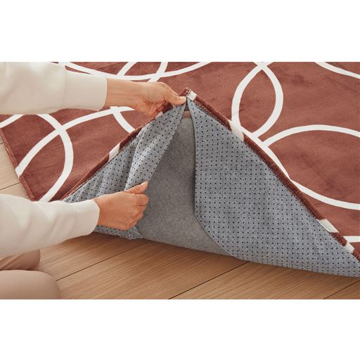 四隅のうち1つは切り込み入りで入れやすい。