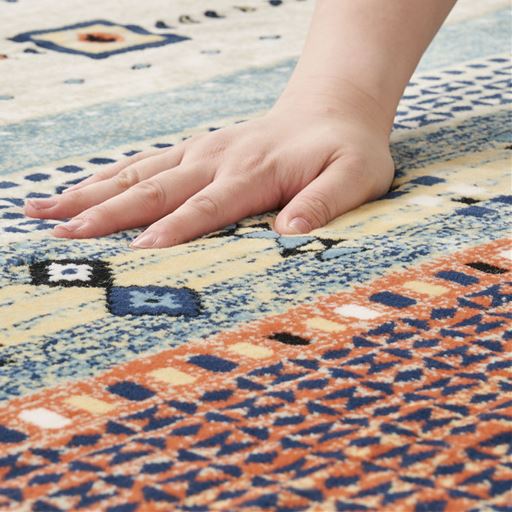 見る角度によって表情が変わる、艶やかな生地。ホットカーペット・床暖房にも対応。