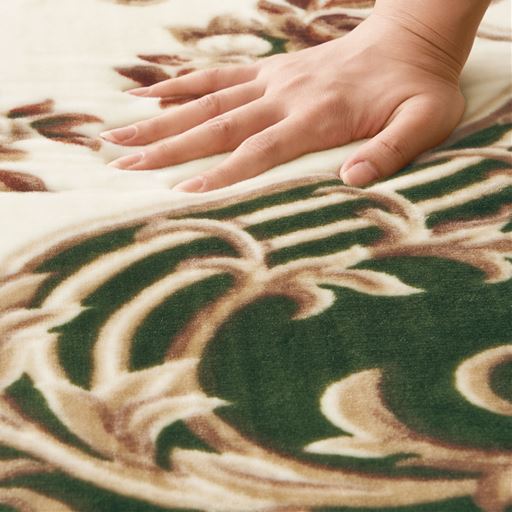 うっとりするような感触とエレガントな立体柄が魅力です。