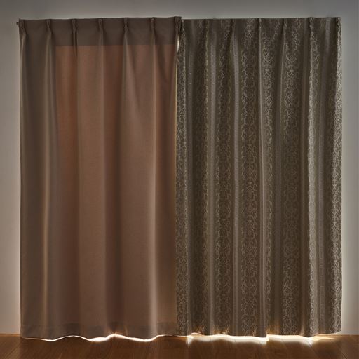 左:1級遮光(遮効率約99.99%) 右:当商品(遮効率100%)<br>遮光率約99.99%では光の強さによってぼんやりと光を感じるのに比べ、遮効率100%の当商品は光を完全に遮断します。