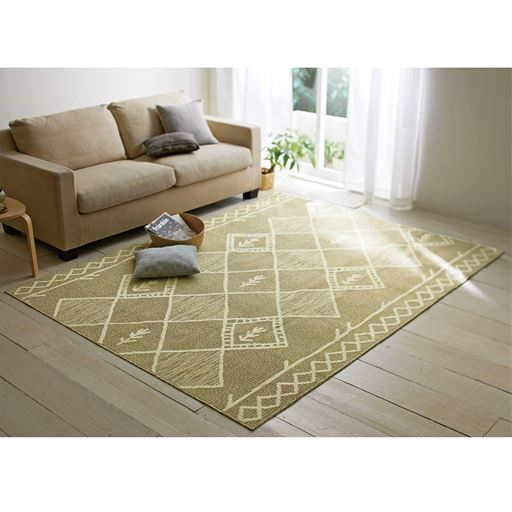 ベージュ(横240×縦185cm)<br>2種類のパイルで表現したギャッベ風デザインの国産ラグです。