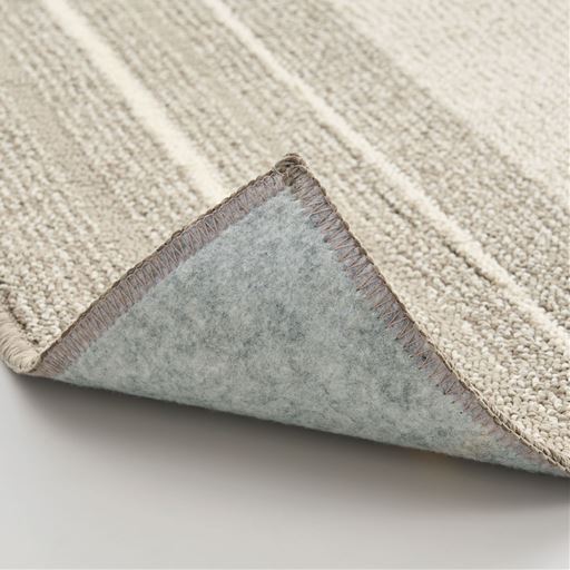 裏面は床を傷つけにくい不織布加工。