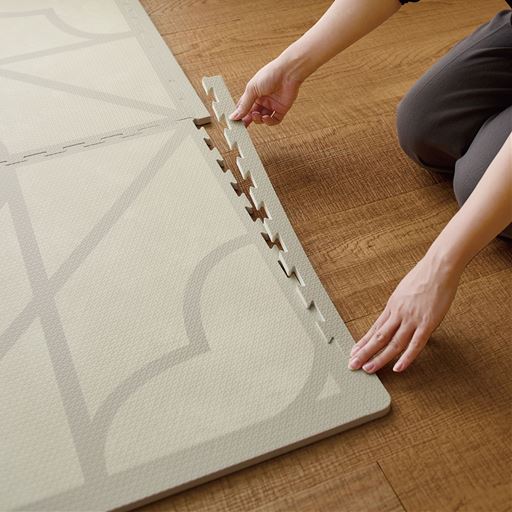 サイドパーツ付きでお部屋の壁までぴったり敷きつめられます。