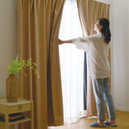 オレンジ<br>軽くて取り付けもラク! 形状記憶加工付きで開閉もスムーズ。