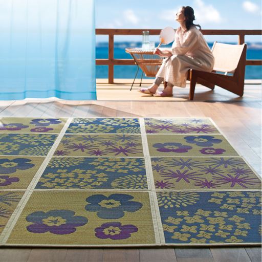 パープル系(フラワー) 横240×縦180cm<br>さらりとした肌ざわりで汗ばむ季節にぴったりのい草ラグです。