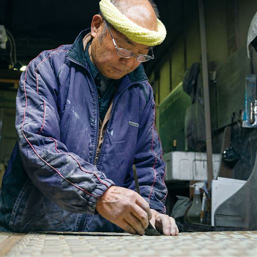 熟練の職人が丹精を込めて丁寧に手作業しているので、1日に4枚ほどしか生産できない希少価値のある逸品です。