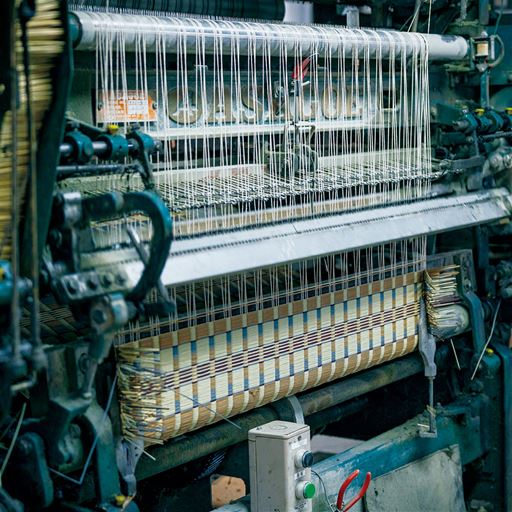 熟練の職人が丹精を込めて丁寧に手作業しているので、1日に4枚ほどしか生産できない希少価値のある逸品です。