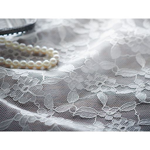 生地拡大(ホワイト)<br>太番手糸で編んだモチーフの立体感が、さらに華やぎを添えます。