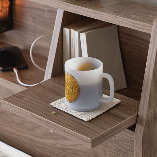 ヘッドボード部の扉は、開くと簡易テーブルとしても使用できます。