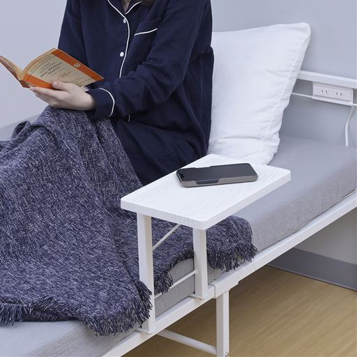 ホワイト<br>本やスマホなど、ちょっとした小物を置けます。