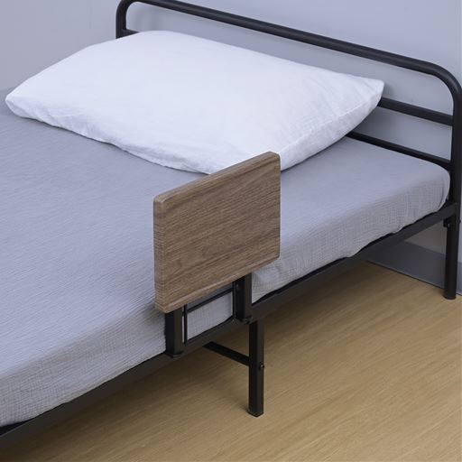 ブラウン<br>使わない時は折りたためます。