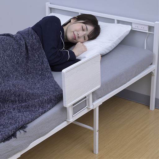 ホワイト<br>マットレスの下に差し込むだけなので設置も簡単。