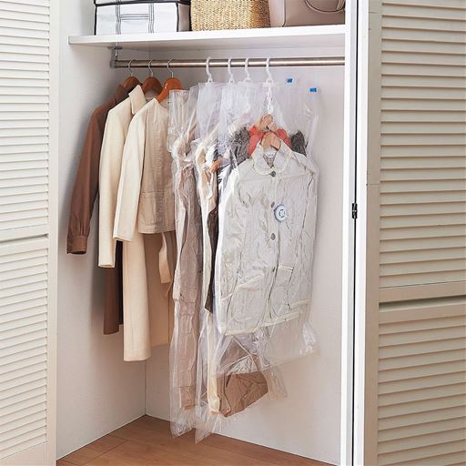 かさばる冬物のダウンジャケットやコートを、すっきりハンガー収納!<br>※ショートは販売を終了しました