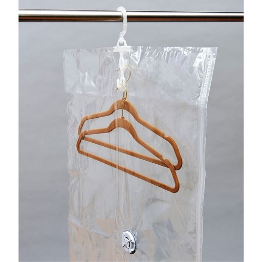 ハンガーごと圧縮。袋ごと掛けてクローゼット収納できます。※商品にハンガーは含まれません