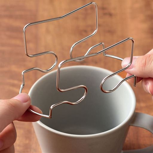 バネ性があるので大きめカップは本体を拡げてカップにセットできます。