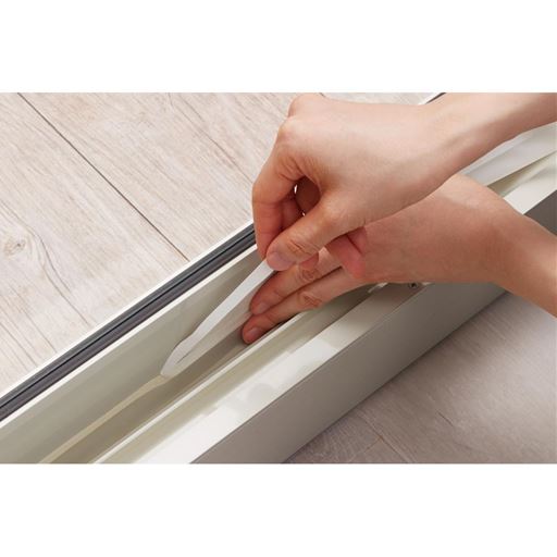 簡単に貼れるシールタイプ。糊が残りにくい仕様です。