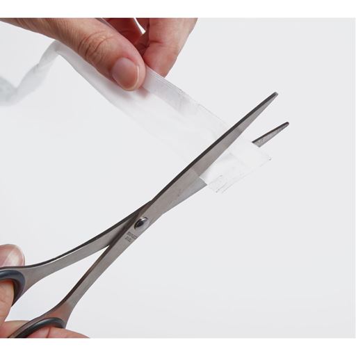 自由に変形する薄型チューブで、すき間をピッタリとガード。サッシやドアを傷つけず、窓の開閉も邪魔しません。