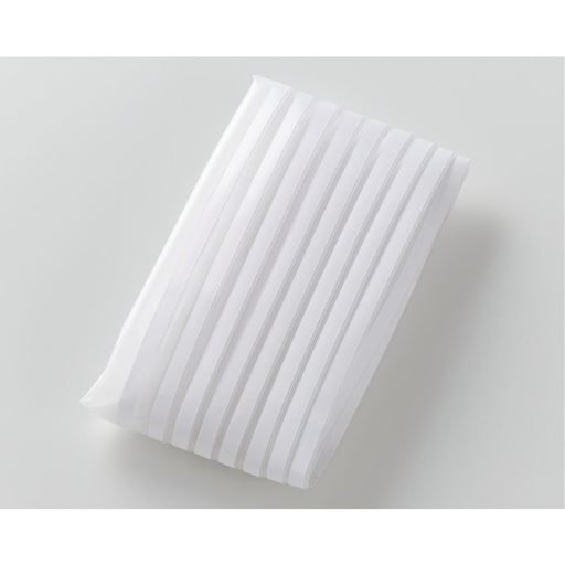 自由に変形する薄型チューブで、すき間をピッタリとガード。サッシやドアを傷つけず、窓の開閉も邪魔しません。