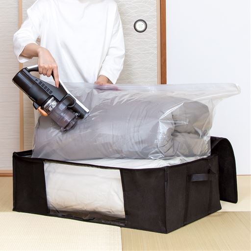 大量の衣類や布団をすっきりコンパクトに!  圧縮収納ケースです。