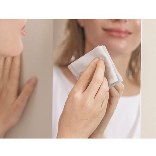 ミラー表面にはキズが付きにくいハードコート処理。布拭きなど一般的なお手入れでOK。