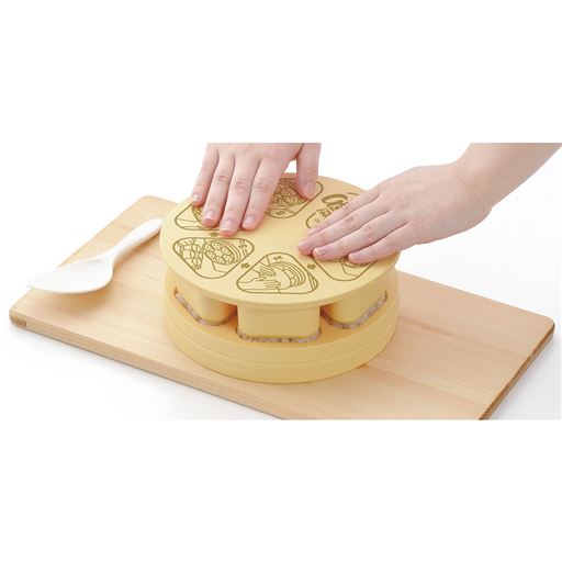 上から押し型を軽く押しつけます。