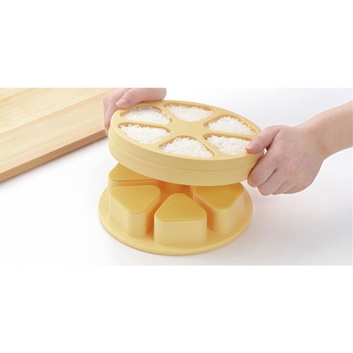 押し型を下にし、下からお米を押し出したら完成!