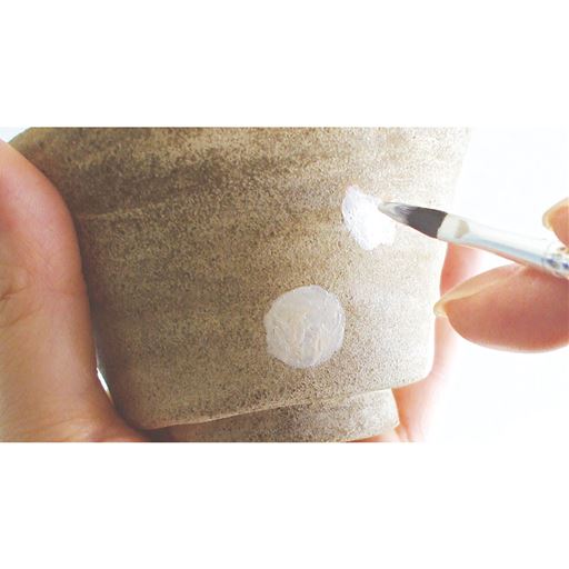 絵の具などで絵付けをおこない、ニスを塗り色止めを行います。乾いたらコート剤を塗って再度オーブンで焼きます。