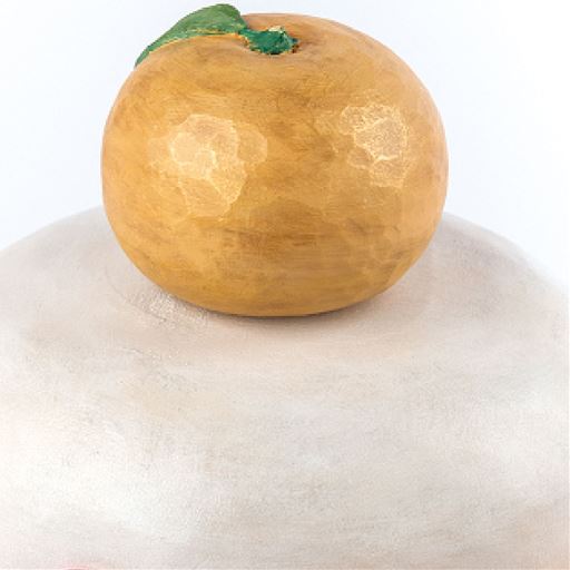 神殿の建材に用いられる檜を使用。木彫りならではの表面の加工が美しい、毎年使える鏡餅です。