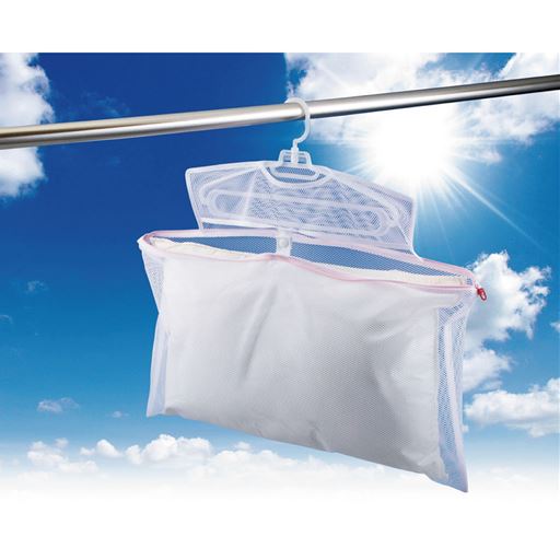 枕をネットに入れたら洗ってそのまま干すだけ! ※ハンガーは付属していません。