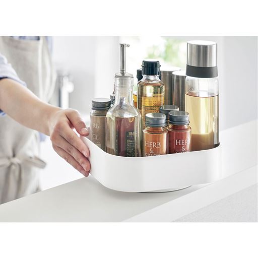 すべり止め付きでトレーを回転させてもズレにくい!