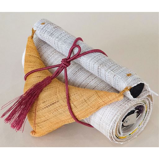 飾らないときはくるくると巻いて収納できるので場所をとりません。