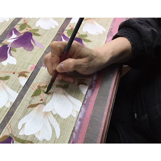 1点1点手作業で引染や型染、手描きなど模様に応じて伝統技法を使い分けて染め上げています。