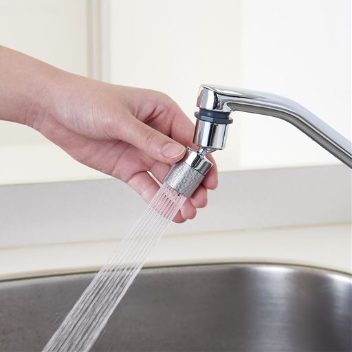 簡単に取り付けができる<br>ノズルを半回転させることでシャワーとストレート泡沫に切り替え可能