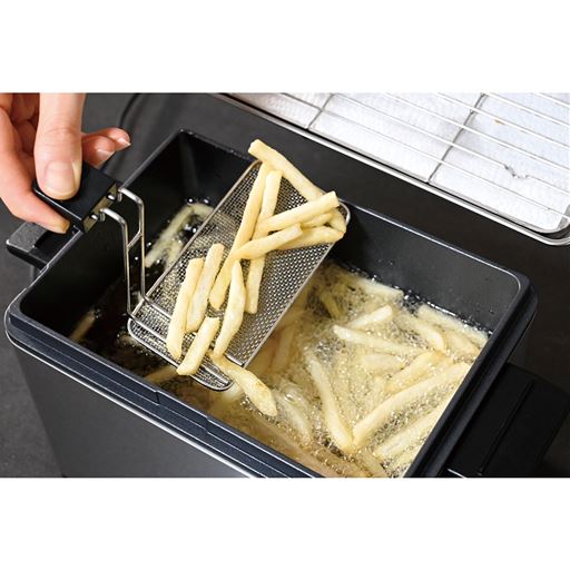 小さな食材を揚げる時に便利な油切り網付き!