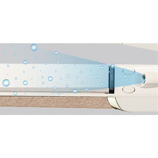 ヘアスタイリングしながら、マイナスイオンをしっかりと髪全体へ。