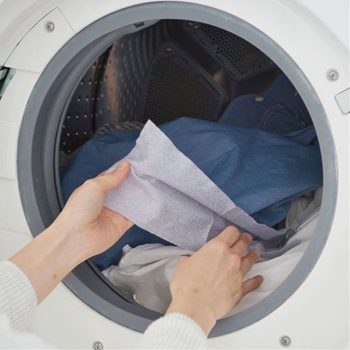 衣類から出る染料をシートが吸着します。