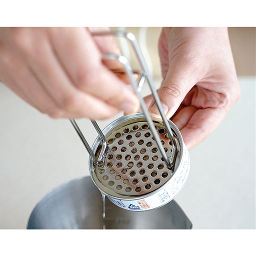 ツナ缶の油切りやコーン缶の水切りにも使えます。