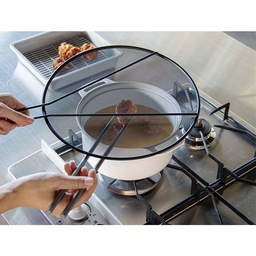 揚げ物の飛び散りを防いでくれる