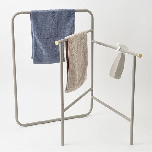 タオルを横からサッと掛けられるシンプルデザイン。