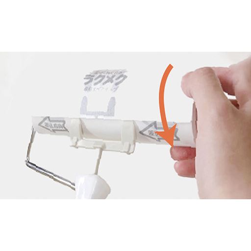 そのままテープを手前に回すと... レバーを押し上げた状態で、もう片方の手でテープを手前に回して下さい。