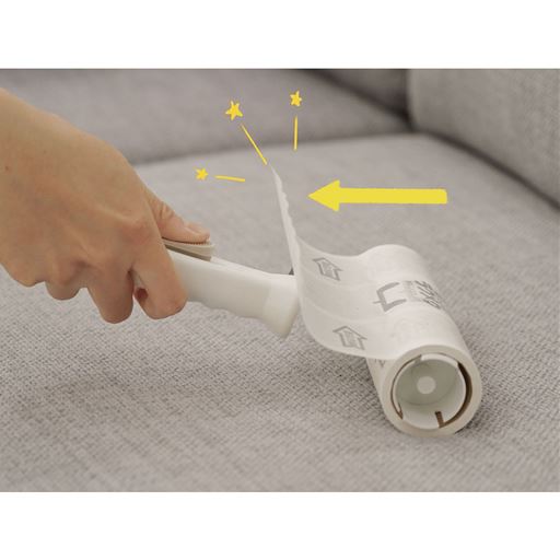 レバーを上げながら手前に転ばせば片手でもめくれます。