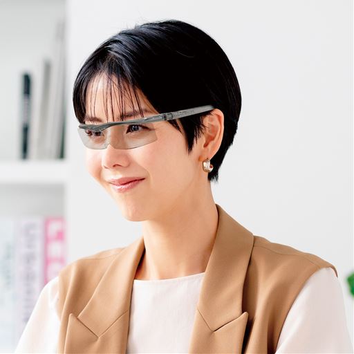 グレー系<br>メガネと二重掛けできる、くっきり拡大メガネ型ルーペ。