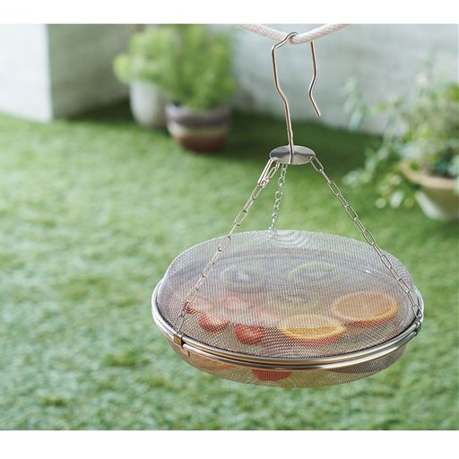 たっぷり食材が干せる2段式。蓋付きで安心して外に干せます。