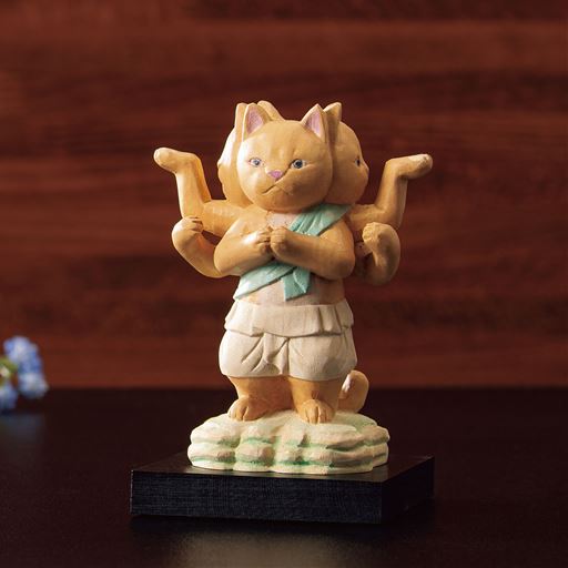 「阿修羅」ならではの三面六臂の造形美、憂いを秘めた3つの顔を愛らしいにゃんこで表現。