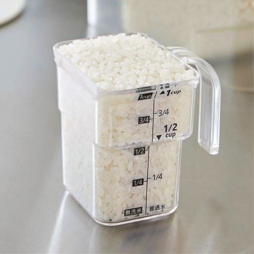 計量カップは段差メモリで分量が一目でわかります。