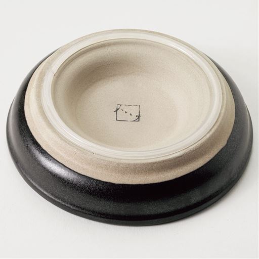 裏面のシリコンゴムで安定しておろしやすく。