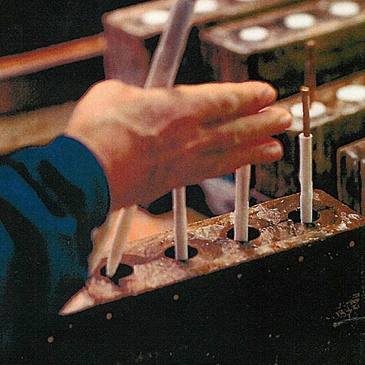 木型に芯を入れて蝋を流し込み、職人が一本一本手作りしています。