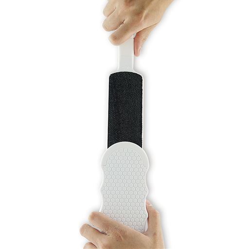 ケースにブラシを差し込むだけでホコリがキレイに取り除ける!