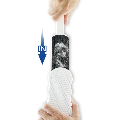 ケースにブラシを差し込むだけでホコリがキレイに取り除ける!